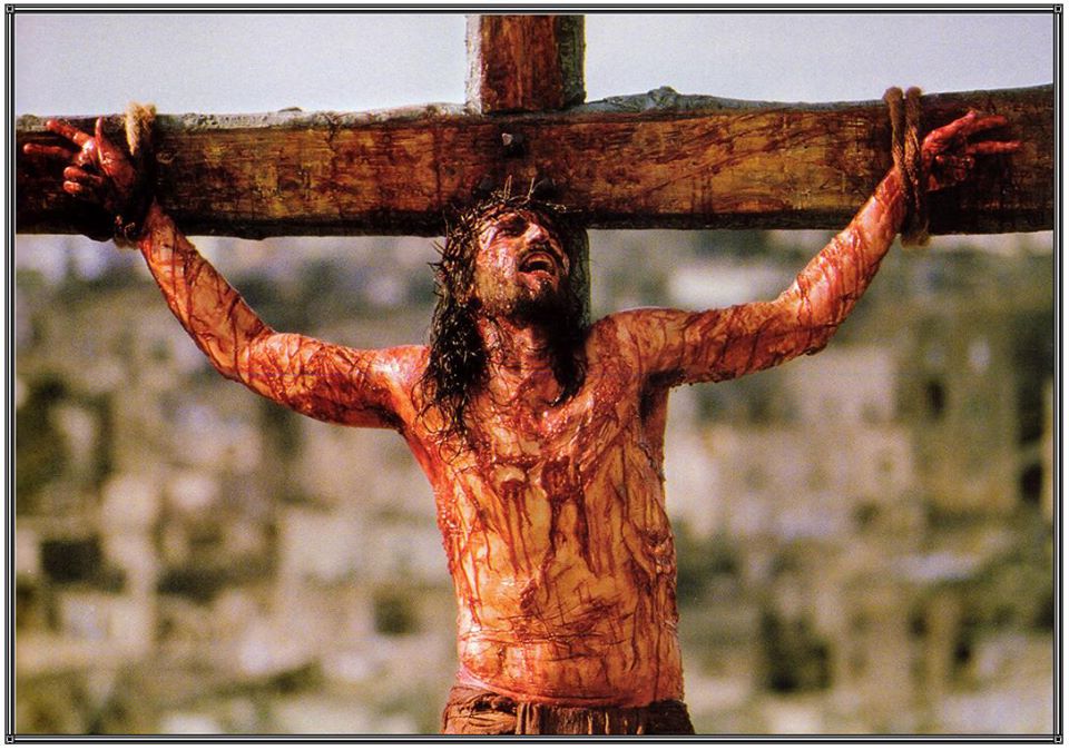 电影"受难曲"中耶稣钉十字架情景.